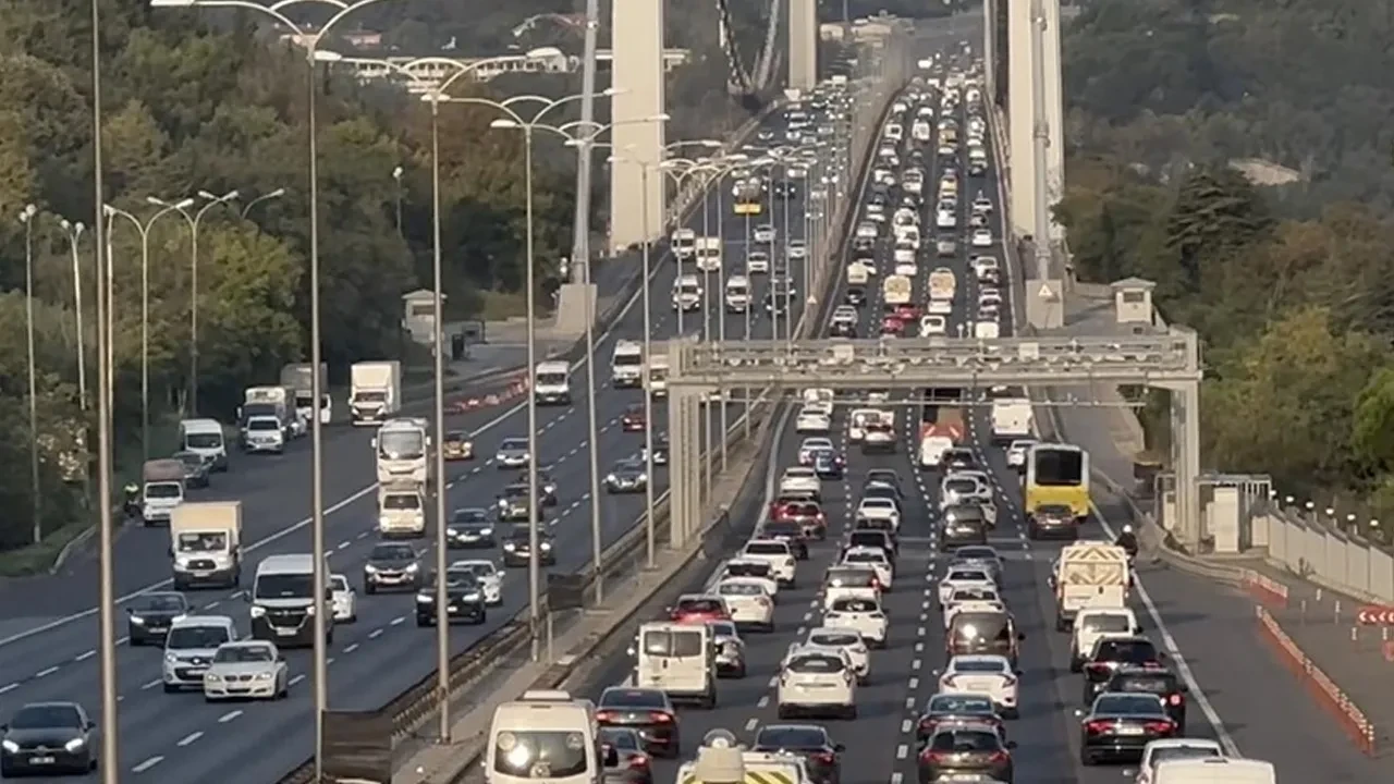 İstanbul'da sağanak trafiği kilitledi! 