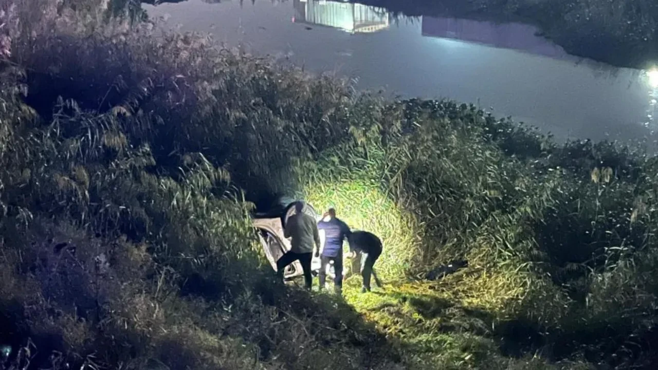 Kaçak göçmen dolu otomobil nehre uçtu: Yaralılar var