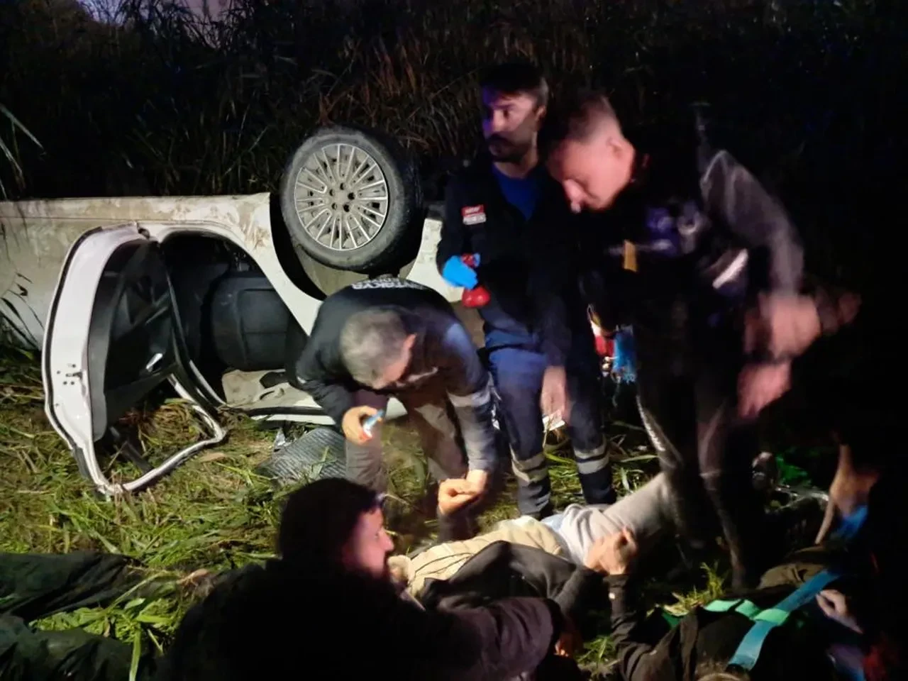 Kaçak göçmen dolu otomobil nehre uçtu: Yaralılar var