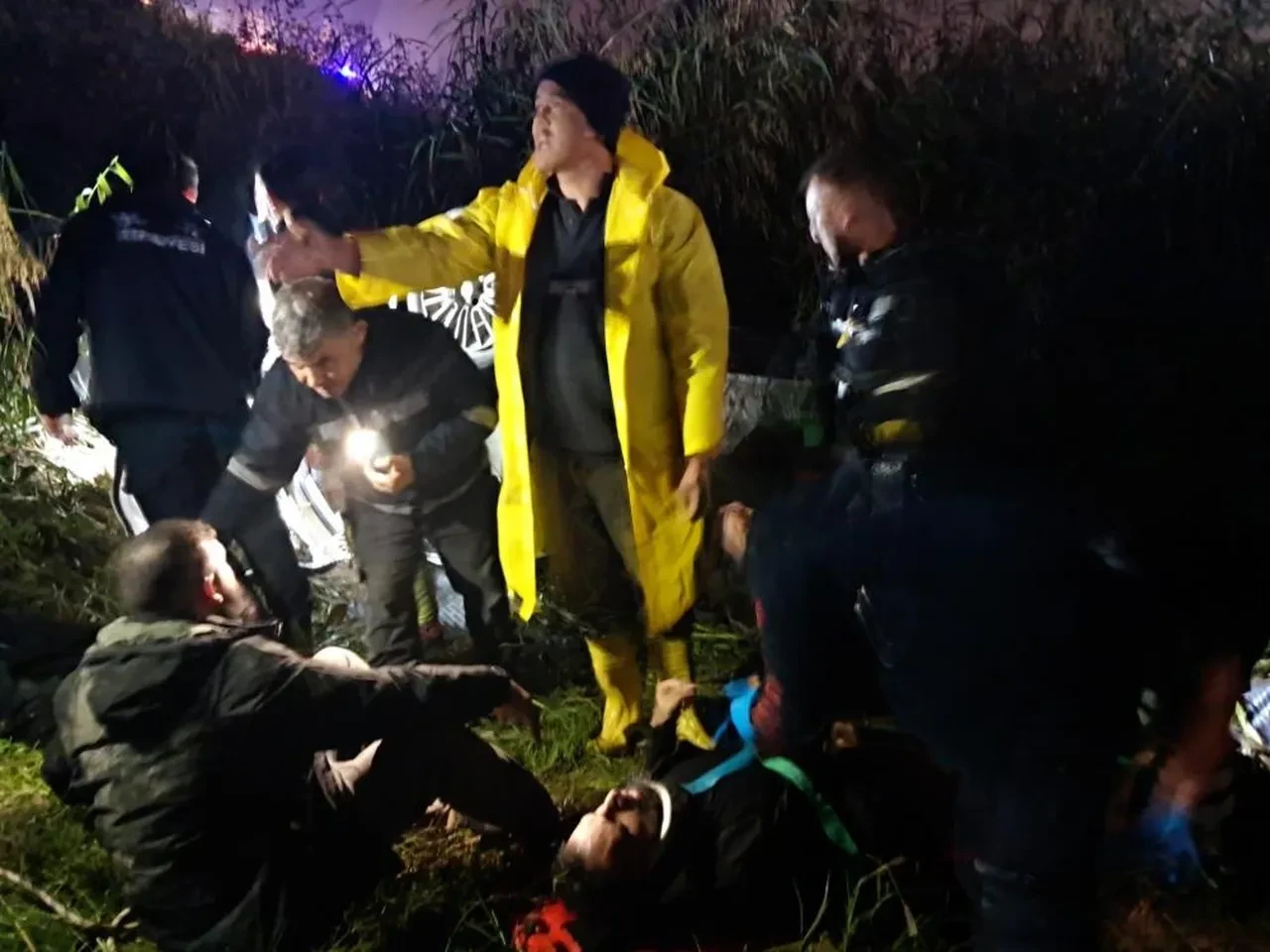 Kaçak göçmen dolu otomobil nehre uçtu: Yaralılar var