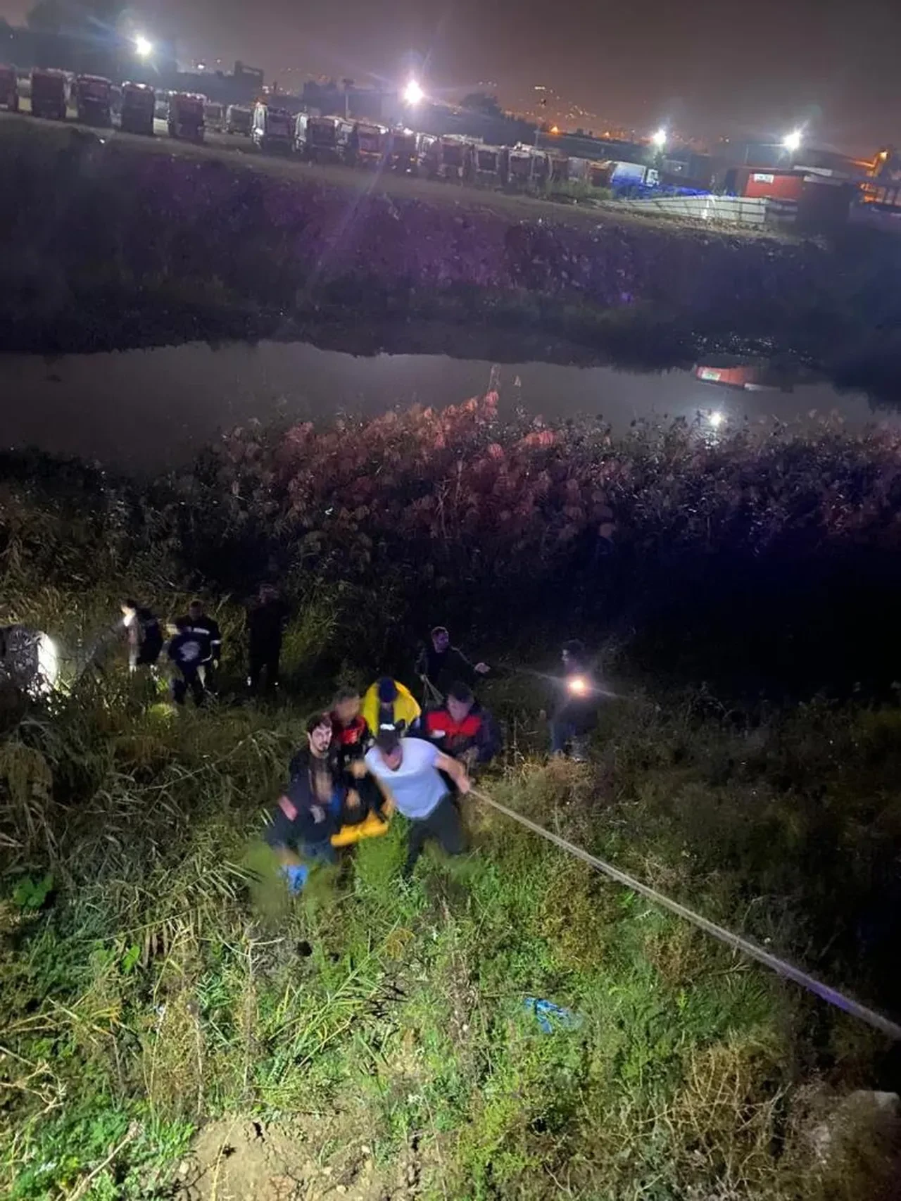 Kaçak göçmen dolu otomobil nehre uçtu: Yaralılar var