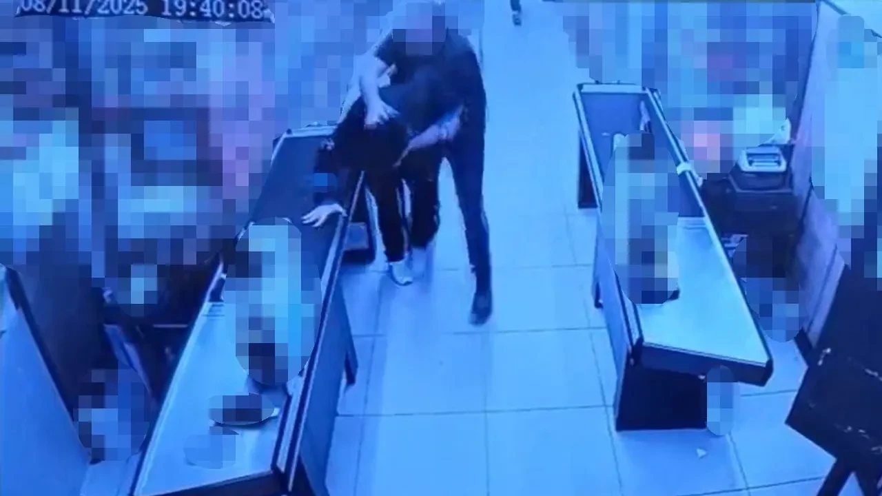 Kasiyer şeker döken çocuğu uyarınca saldırıya uğradı