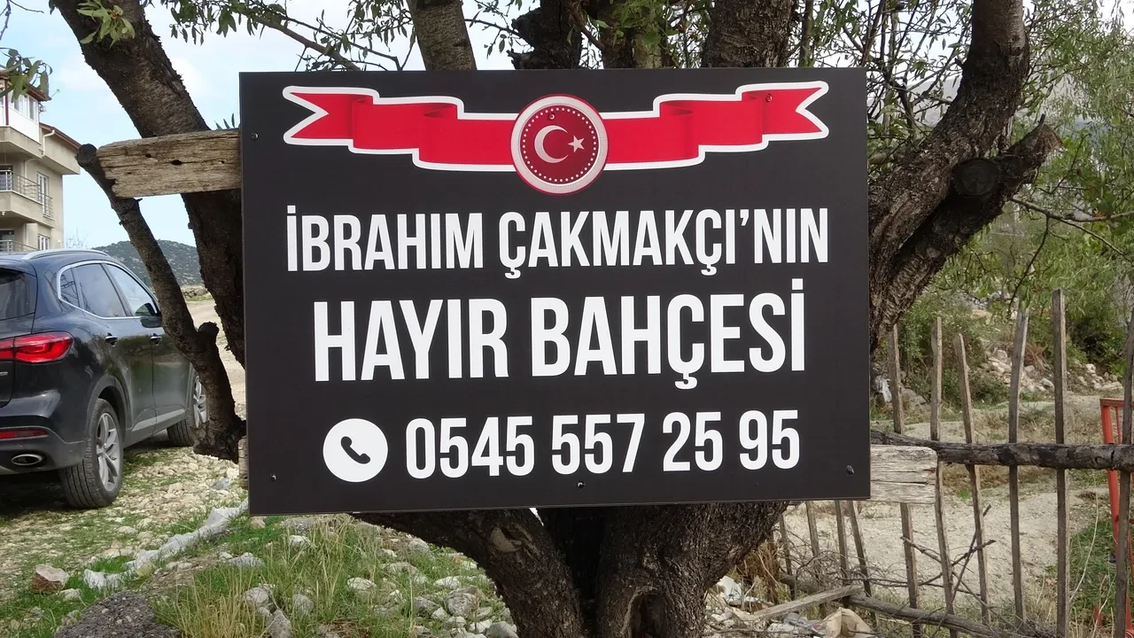 Kendini misafirlerine adamış bir dede! 'Hayır Bahçesi'nde' yetiştirdiği meyve ve sebzeleri ücretsiz ikram ediyor
