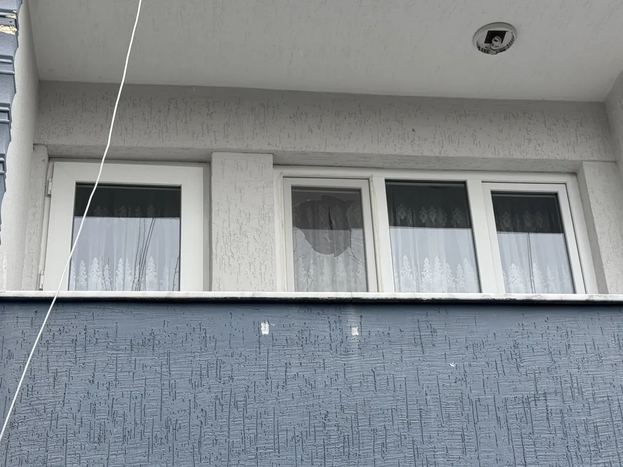 Oğlunu yakalamak isterken ölümle burun buruna geldi! Balkondan düşen baba ağır yaralandı