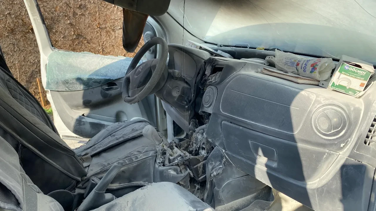 Park halindeki araç kendiliğinden yanmaya başladı! Vatandaşların dikkati faciayı engelledi