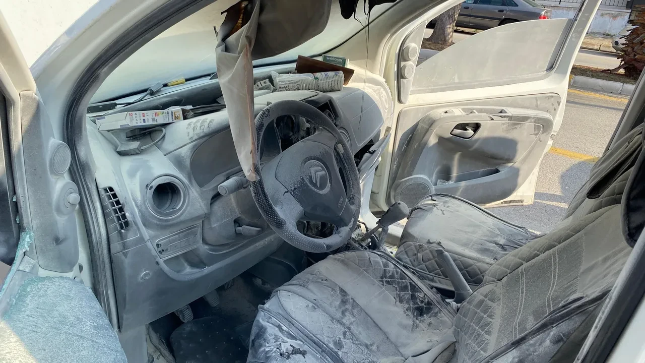 Park halindeki araç kendiliğinden yanmaya başladı! Vatandaşların dikkati faciayı engelledi