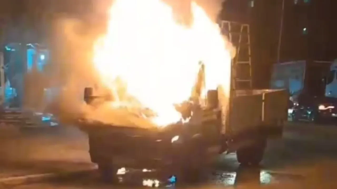 Park halindeki kamyonet alevlere teslim oldu! O anlar kamerada