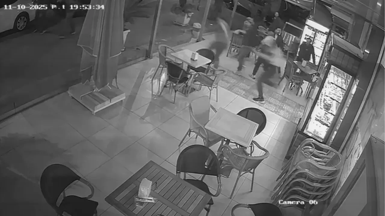  Pastanede dehşet anları! Bıçakla müşterilere saldırdı: O anlar kamerada 