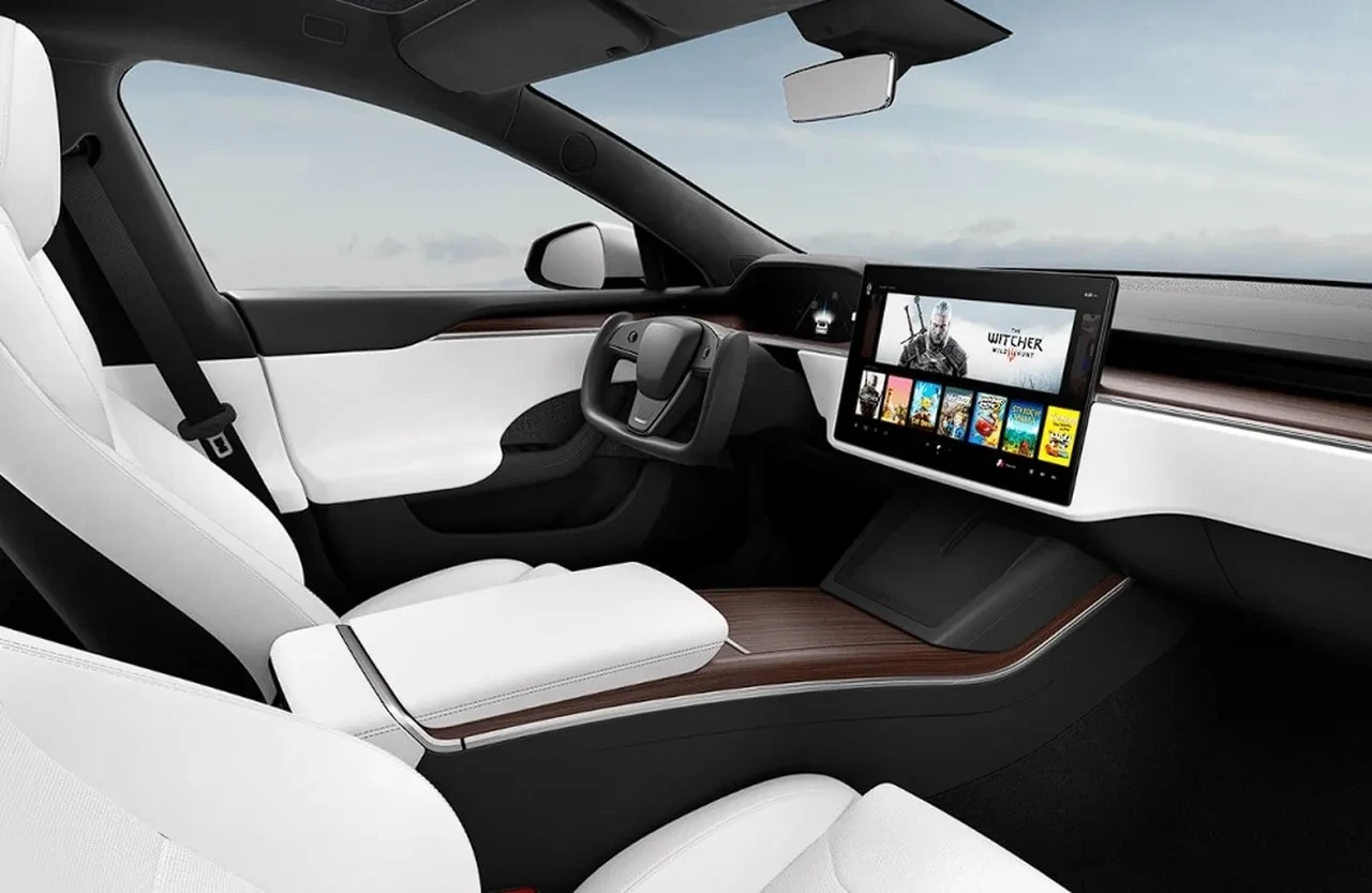 Tesla kullanıcılarına "Yılbaşı Hediyesi" geliyor! İşte beklenen dev güncellemenin özellikleri