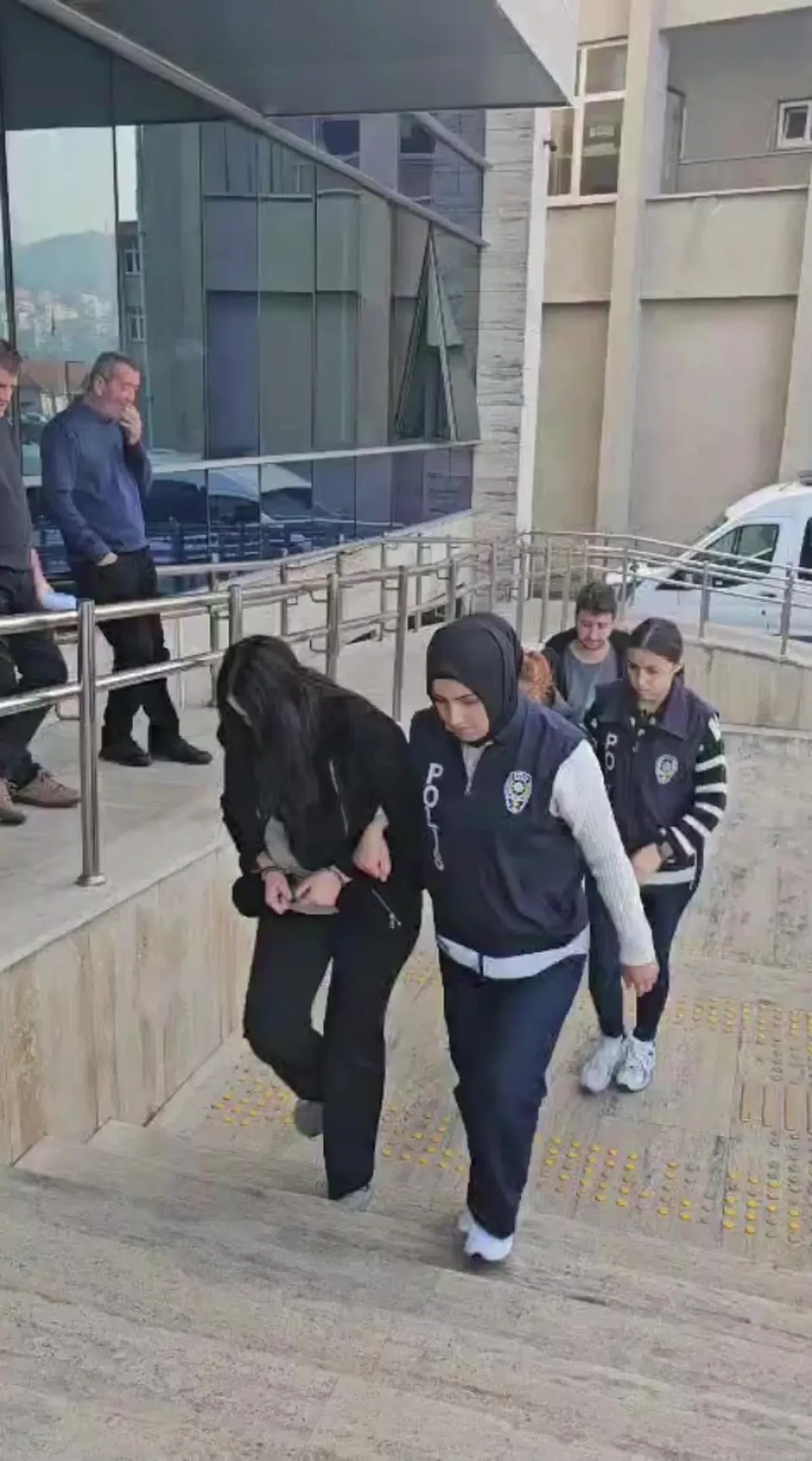 Yaşlı erkekleri aşk tuzağına çektiler! 1 milyonluk vurgun yaptılar