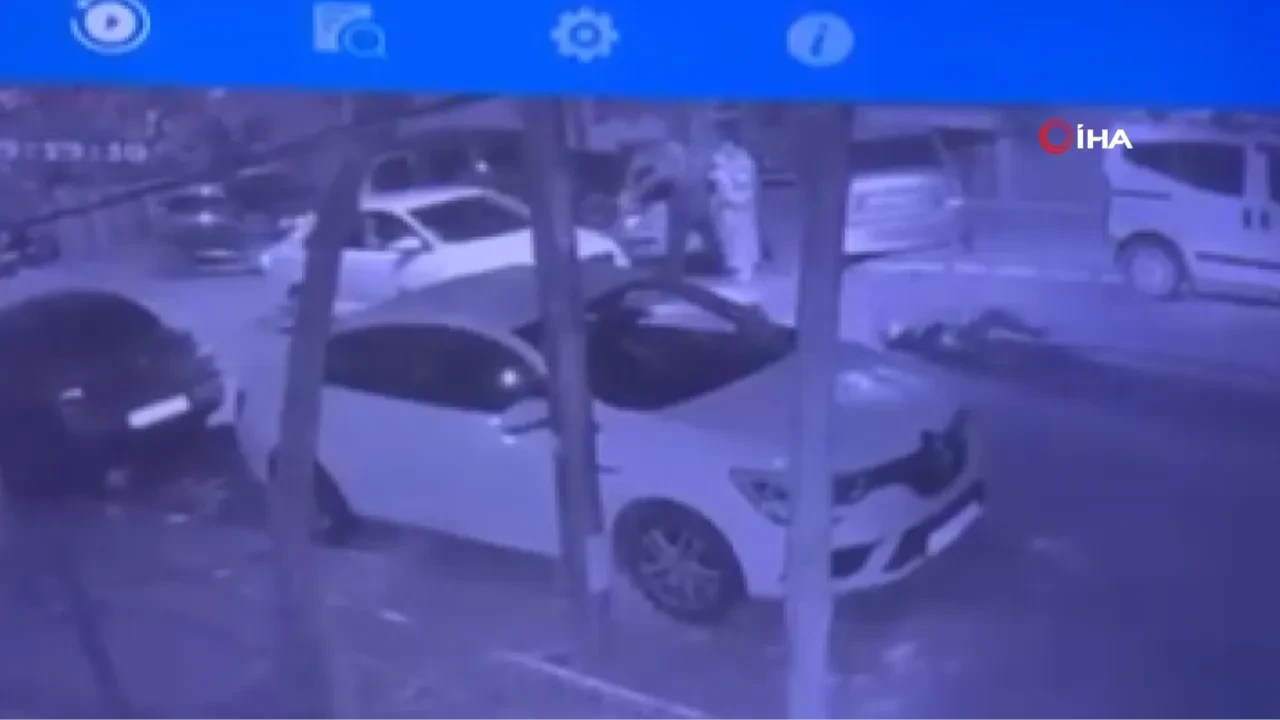 Yolun karşısına geçmeye çalışan adama otomobil böyle çarptı! 