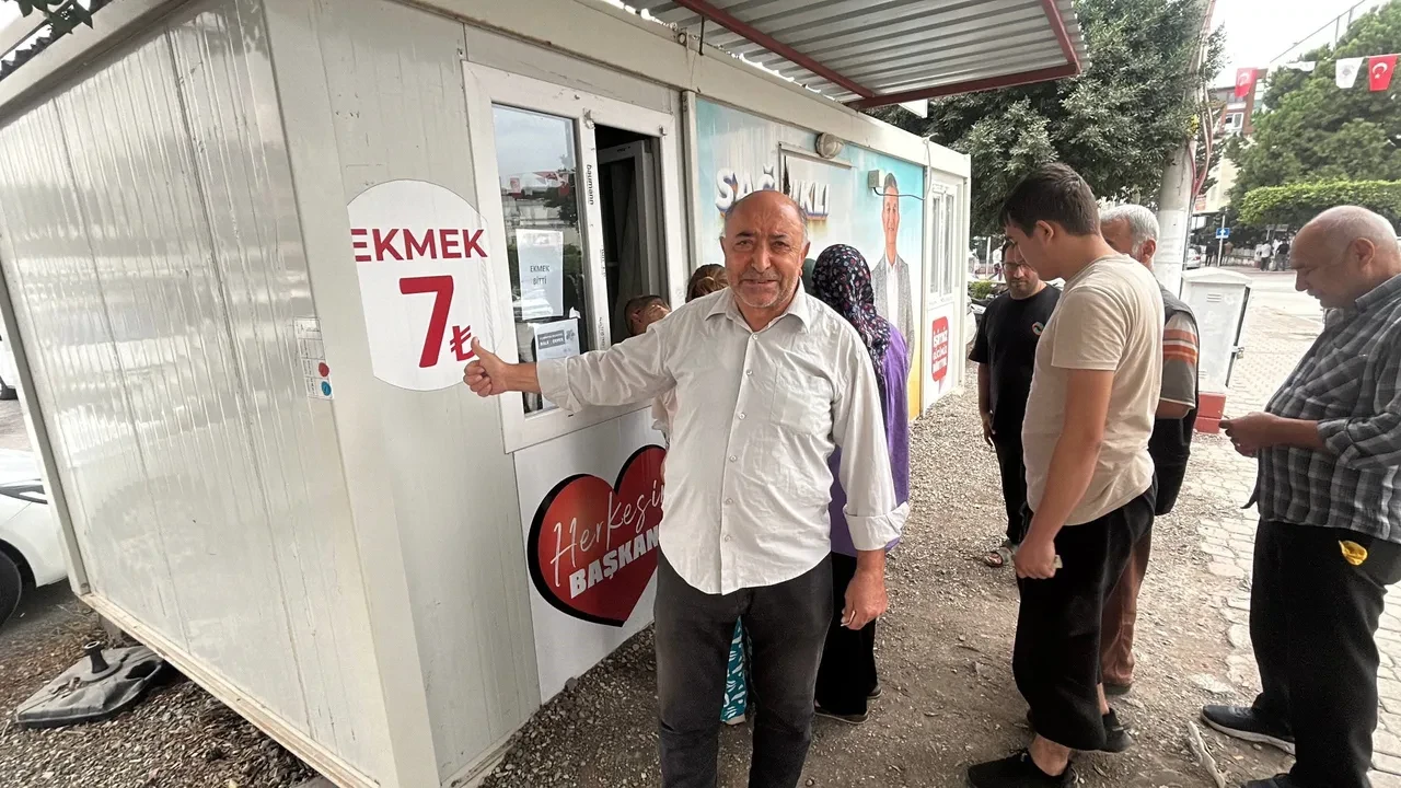 15 TL’lik ekmek burada 7 TL: Gören akın etti! Metrelerce kuyruk oluştu