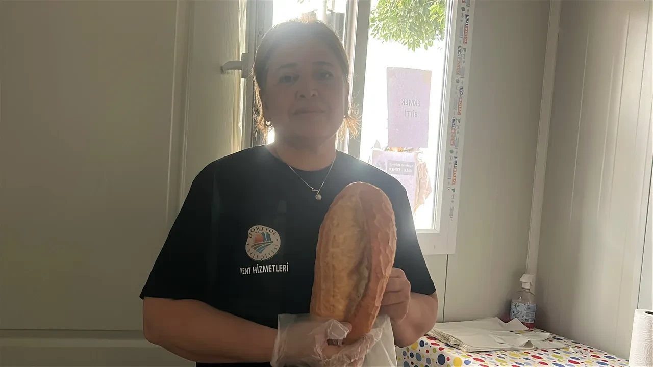 15 TL’lik ekmek burada 7 TL: Gören akın etti! Metrelerce kuyruk oluştu