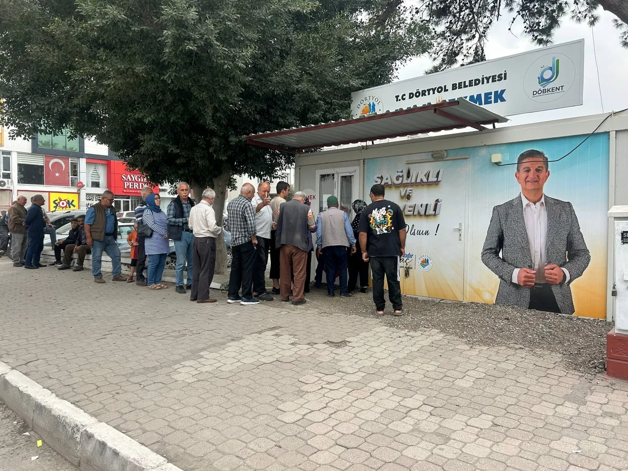 15 TL’lik ekmek burada 7 TL: Gören akın etti! Metrelerce kuyruk oluştu