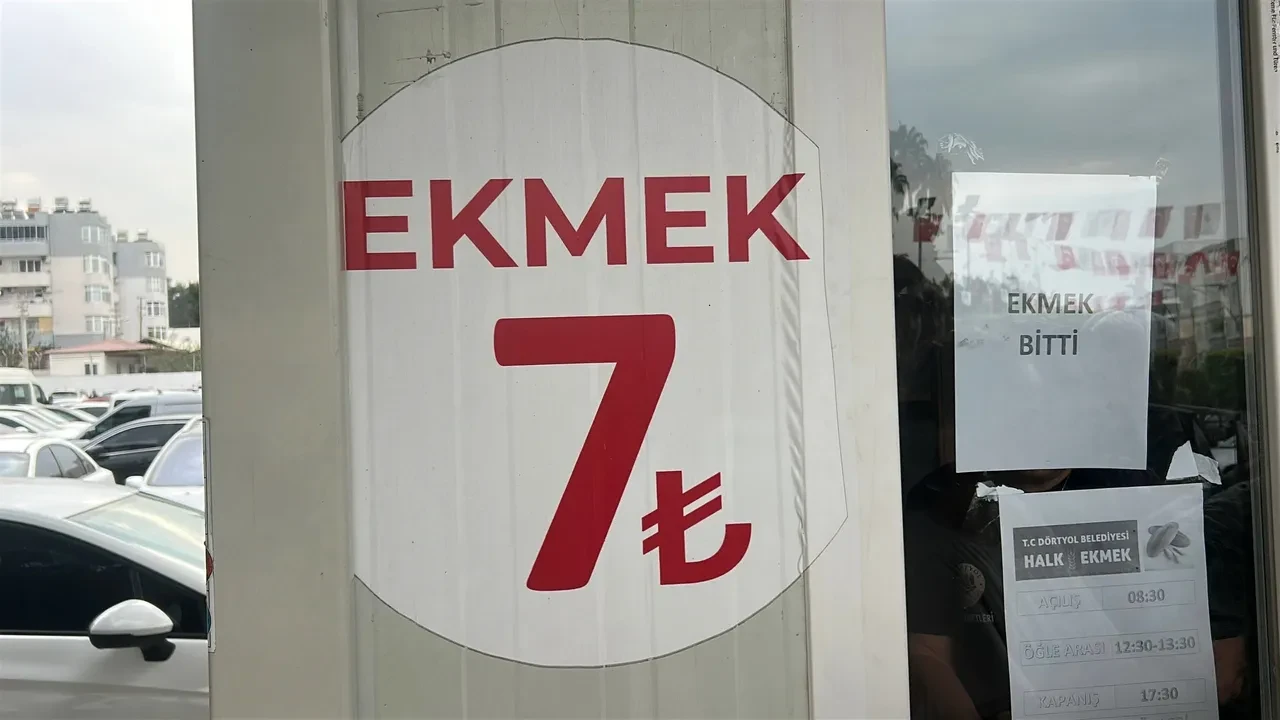 15 TL’lik ekmek burada 7 TL: Gören akın etti! Metrelerce kuyruk oluştu