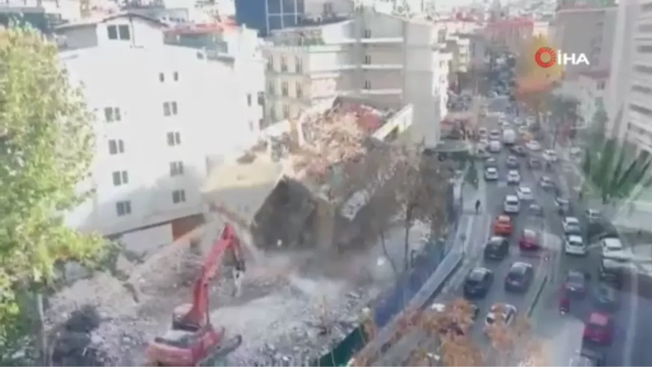 Ankara'da kontrollü yıkım faciadan döndü! Çöken binanın molozları araçların üzerine düştü!