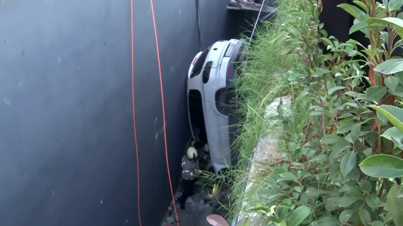 Bahçelievler’de korkutan kaza! Direksiyon hakimiyetini kaybetti, burun üstü çakıldı