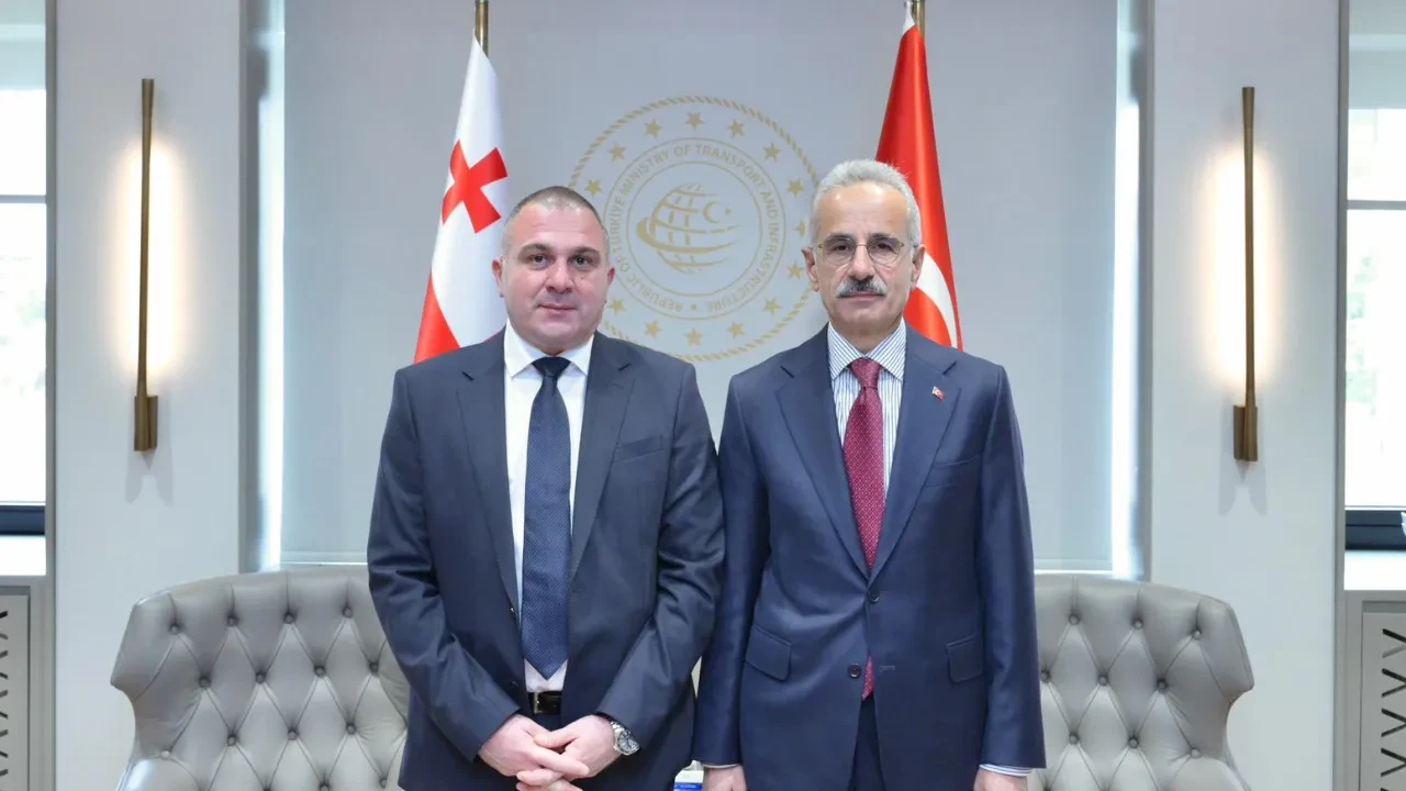 Bakan Uraloğlu, Gürcistan Altyapı Bakanı Sokhadze ile görüştü