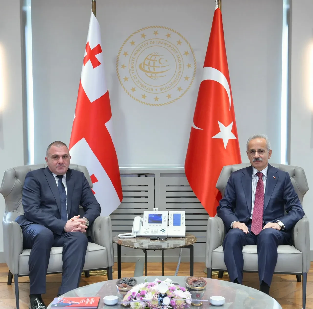 Bakan Uraloğlu, Gürcistan Altyapı Bakanı Sokhadze ile görüştü