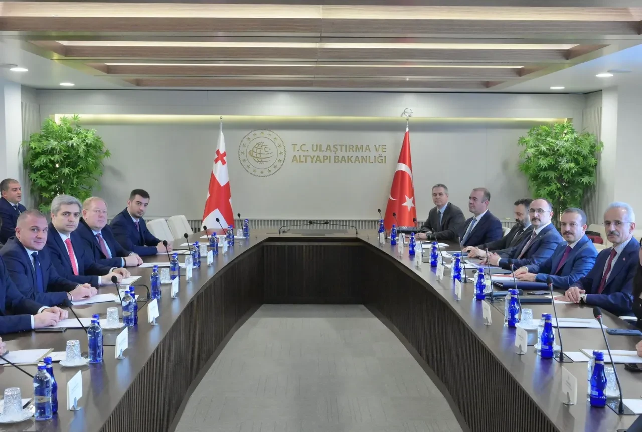 Bakan Uraloğlu, Gürcistan Altyapı Bakanı Sokhadze ile görüştü