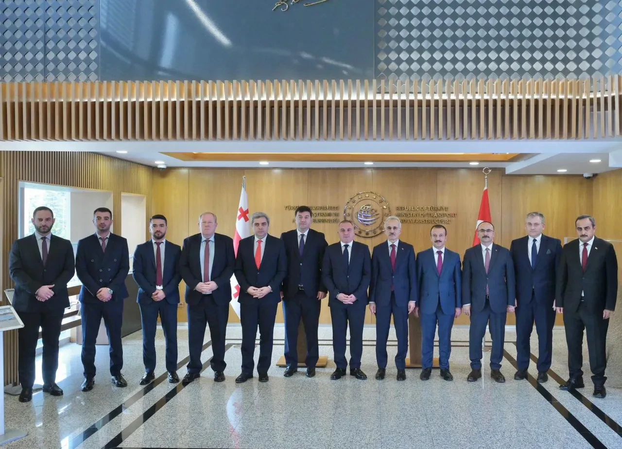Bakan Uraloğlu, Gürcistan Altyapı Bakanı Sokhadze ile görüştü