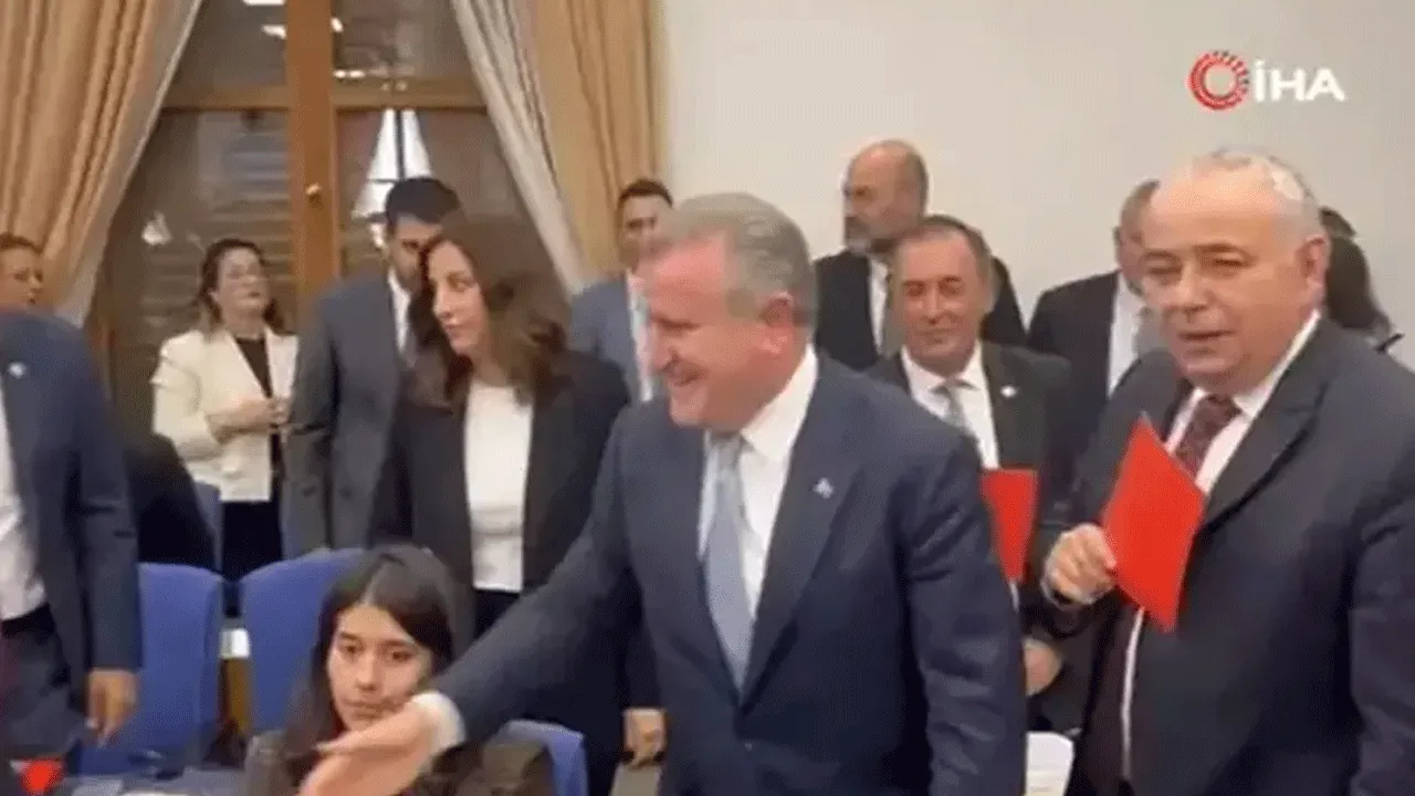 CHPlilerin 'kırmızı kartına' Bakan Bak'tan esprili cevap: 'VAR'dan döner o!'