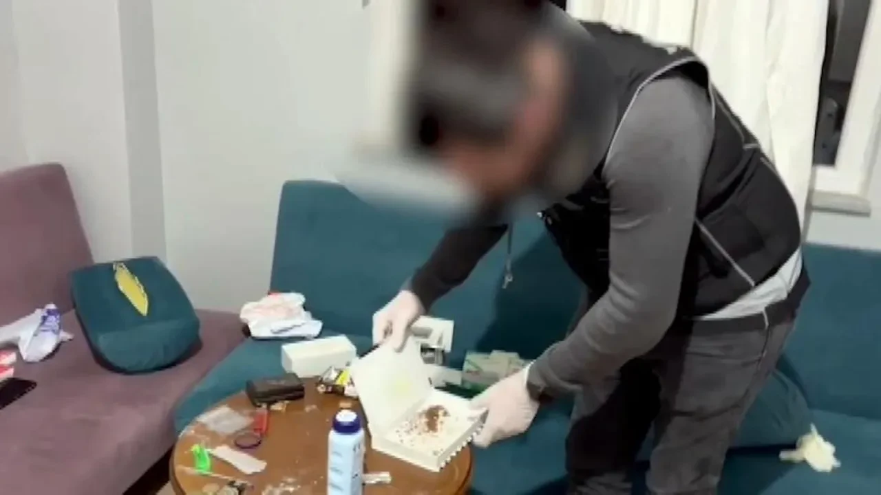 Filmleri aratmayan operasyon! Polisleri görünce klozete döktü 