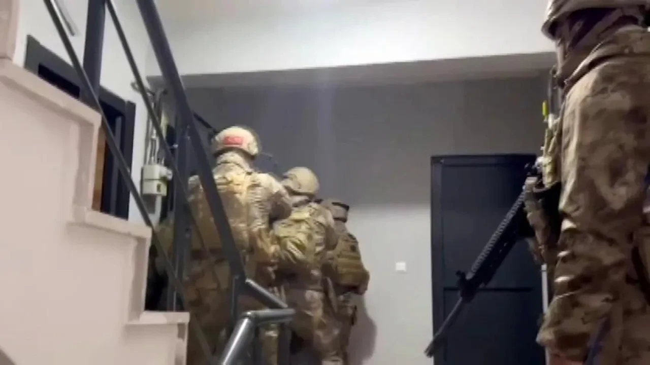 Filmleri aratmayan operasyon! Polisleri görünce klozete döktü 