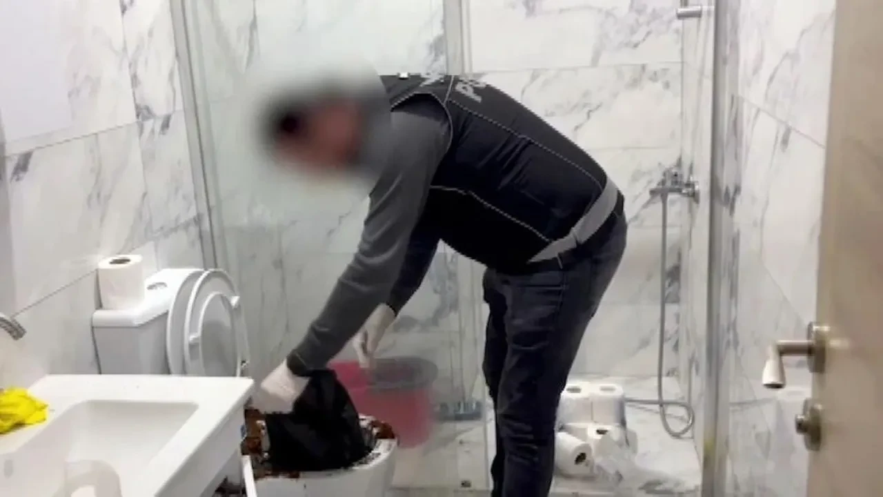 Filmleri aratmayan operasyon! Polisleri görünce klozete döktü 