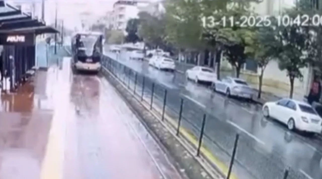 Gaziantep'te korku dolu anlar! Yüzlerce kişinin olduğu tramvaya yıldırım düştü