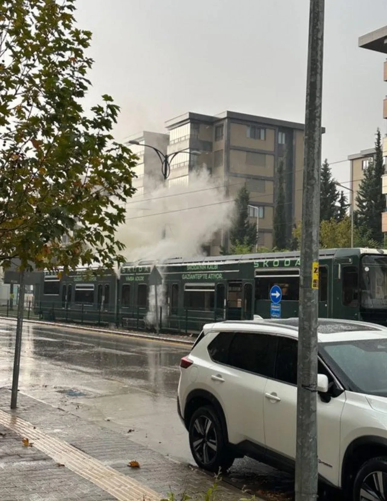 Gaziantep'te korku dolu anlar! Yüzlerce kişinin olduğu tramvaya yıldırım düştü