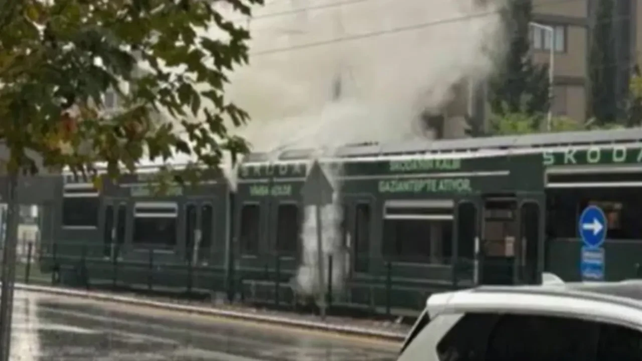 Gaziantep’te yüzlerce yolcunun olduğu tramvaya yıldırım isabet etti