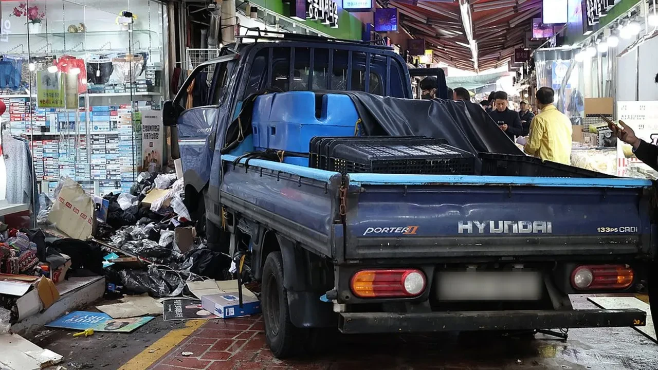 Güney Kore'de pikap dükkana daldı! Ölü ve yaralılar var