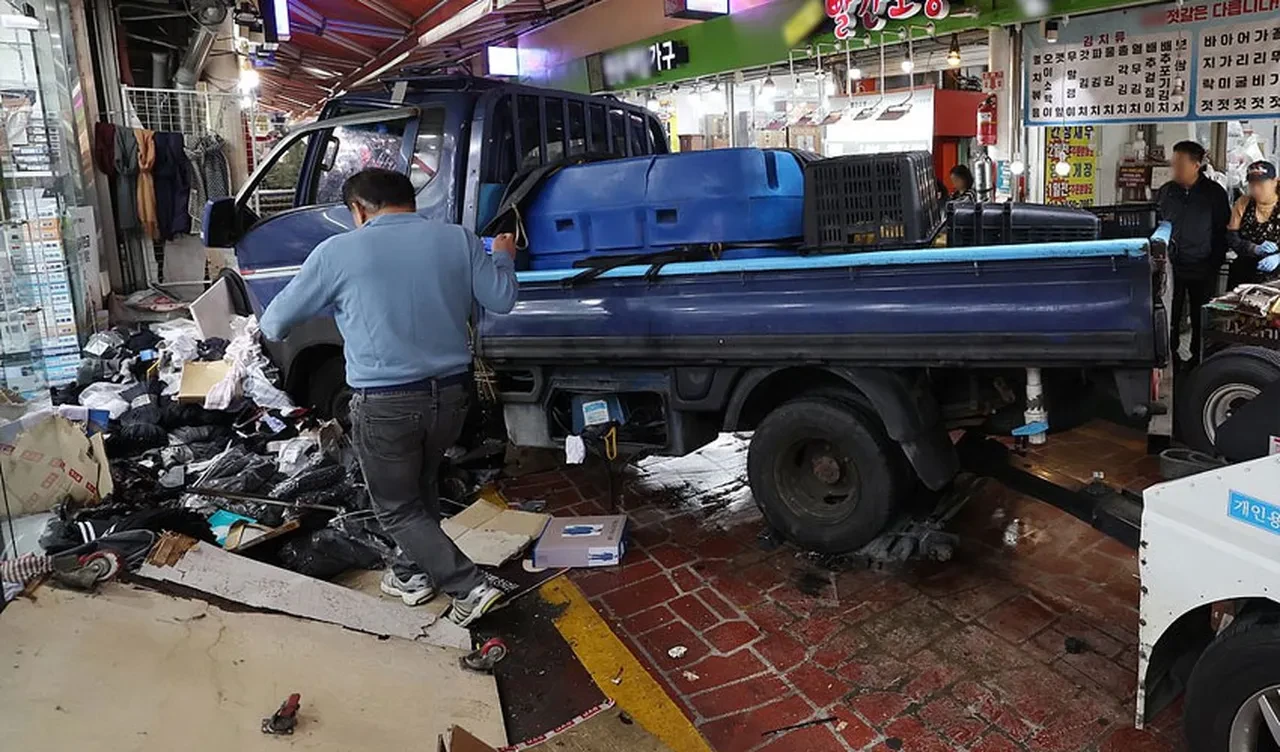 Güney Kore'de pikap dükkana daldı! Ölü ve yaralılar var