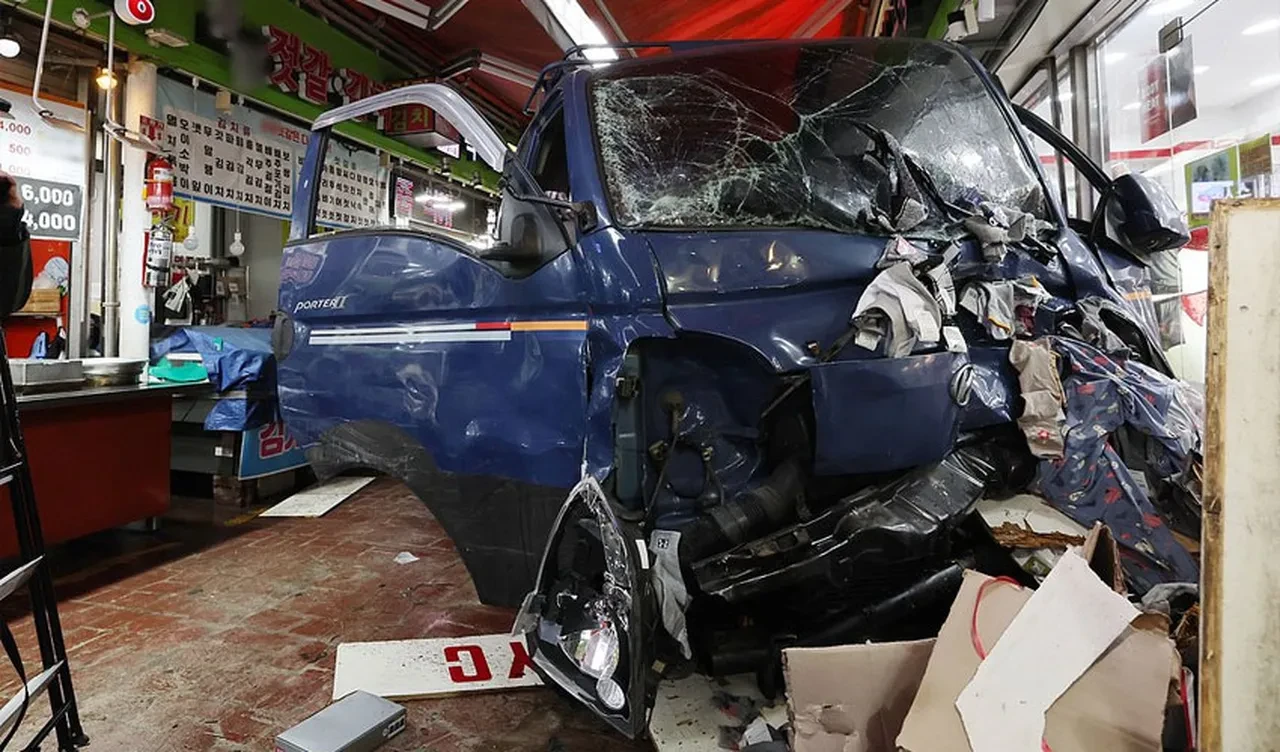 Güney Kore'de pikap dükkana daldı! Ölü ve yaralılar var