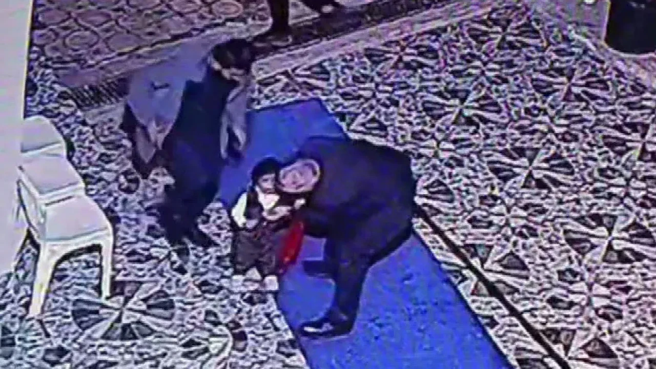 Heimlich manevrası ile boğulmaktan kurtuldu! Küçük çocuğun kurtarıldığı anlar kamerada