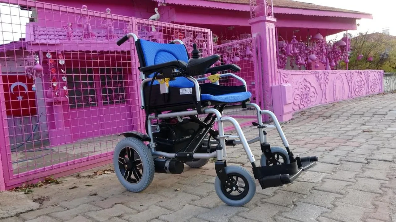 "Isparta'nın Barbie'si" akülü aracını boyayıp komşularına hava atmak istiyor