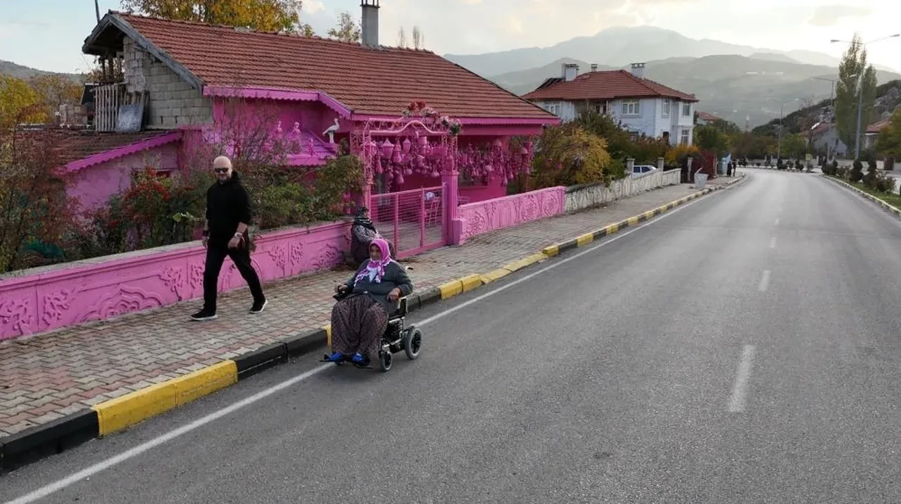 "Isparta'nın Barbie'si" akülü aracını boyayıp komşularına hava atmak istiyor