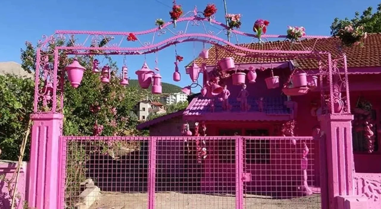 "Isparta'nın Barbie'si" akülü aracını boyayıp komşularına hava atmak istiyor