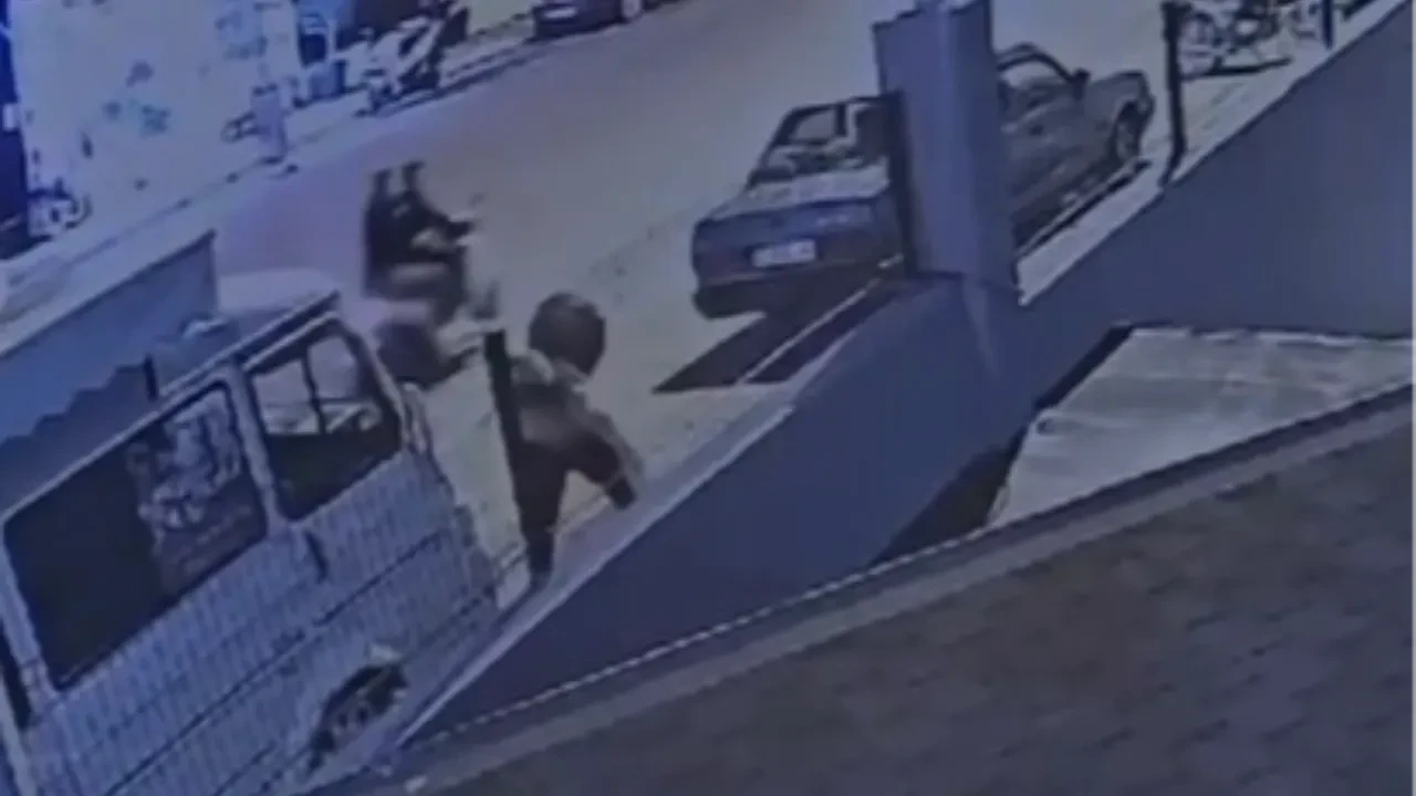 Kadına önce yumruk attı ardından bıçakla saldırdı! Alanya'da dehşet anları kamerada