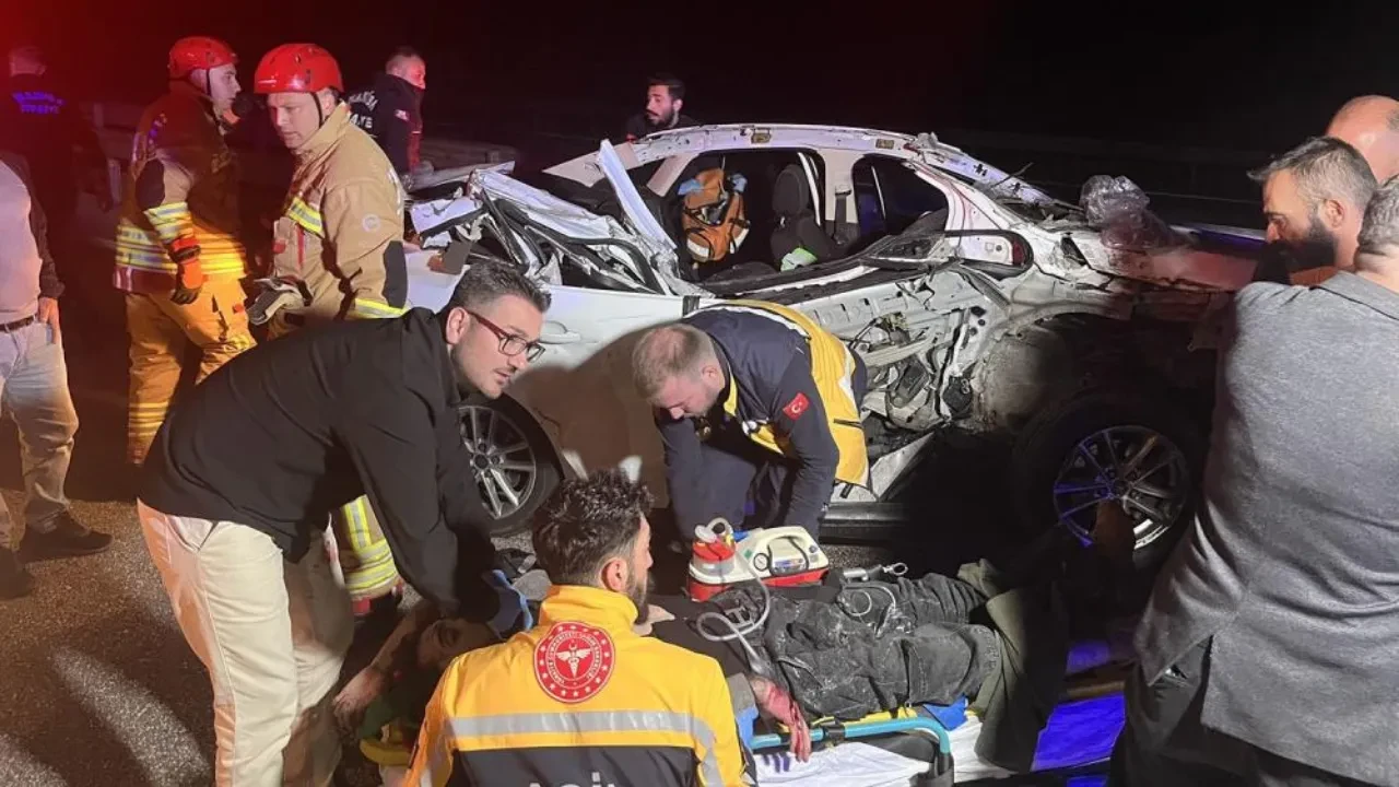 Kamyonete çarpan otomobil hurdaya döndü: 1 ölü, 2 yaralı