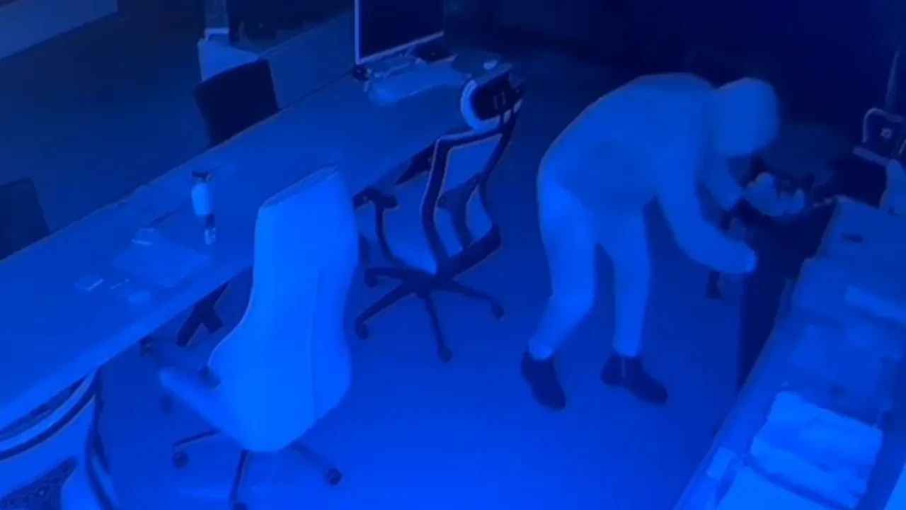 Kasadan 1 milyon TL'lik döviz çaldı: Hırsızın kimliği şoke etti