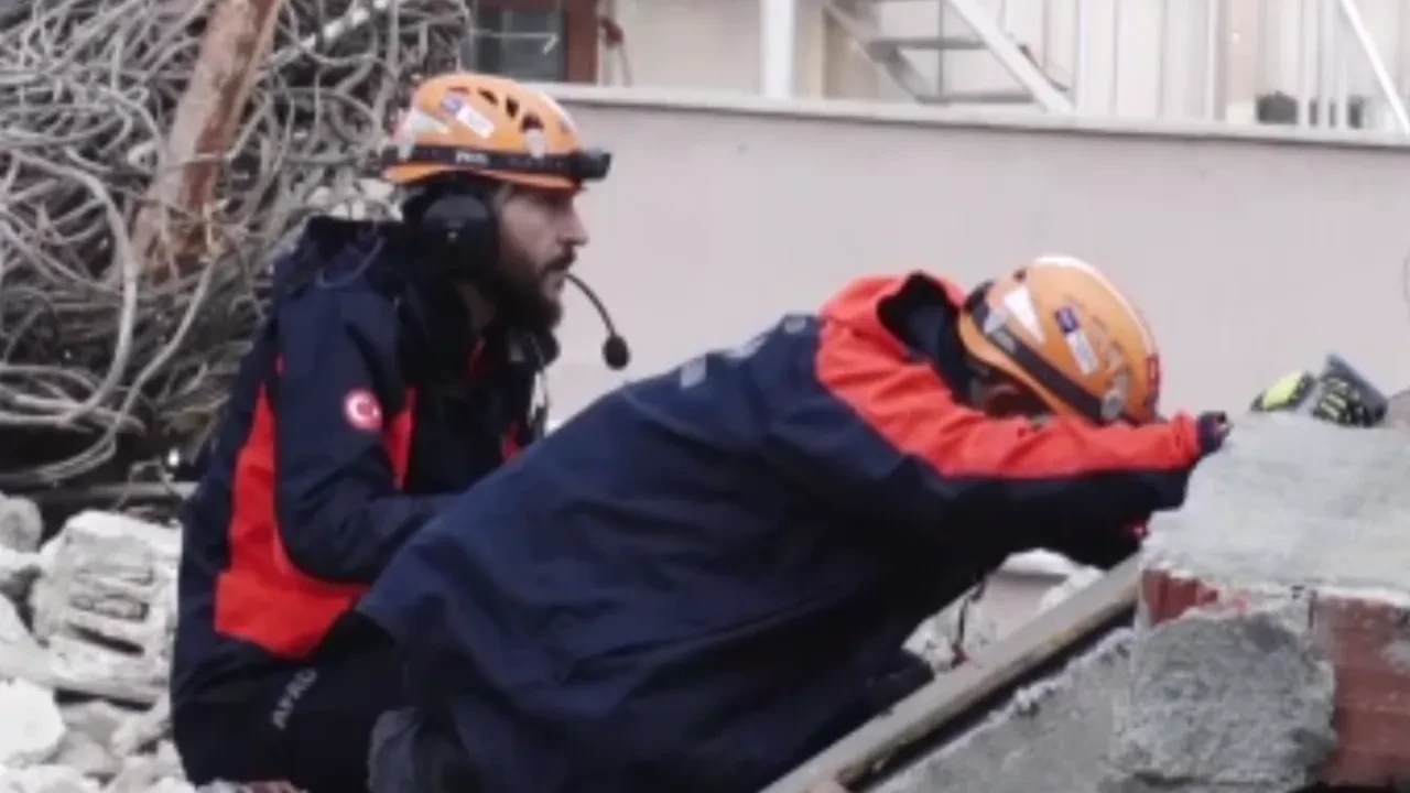 Kontrollü yıkım kontrolden çıktı! Yoldan geçen araçların üstüne moloz yağdı