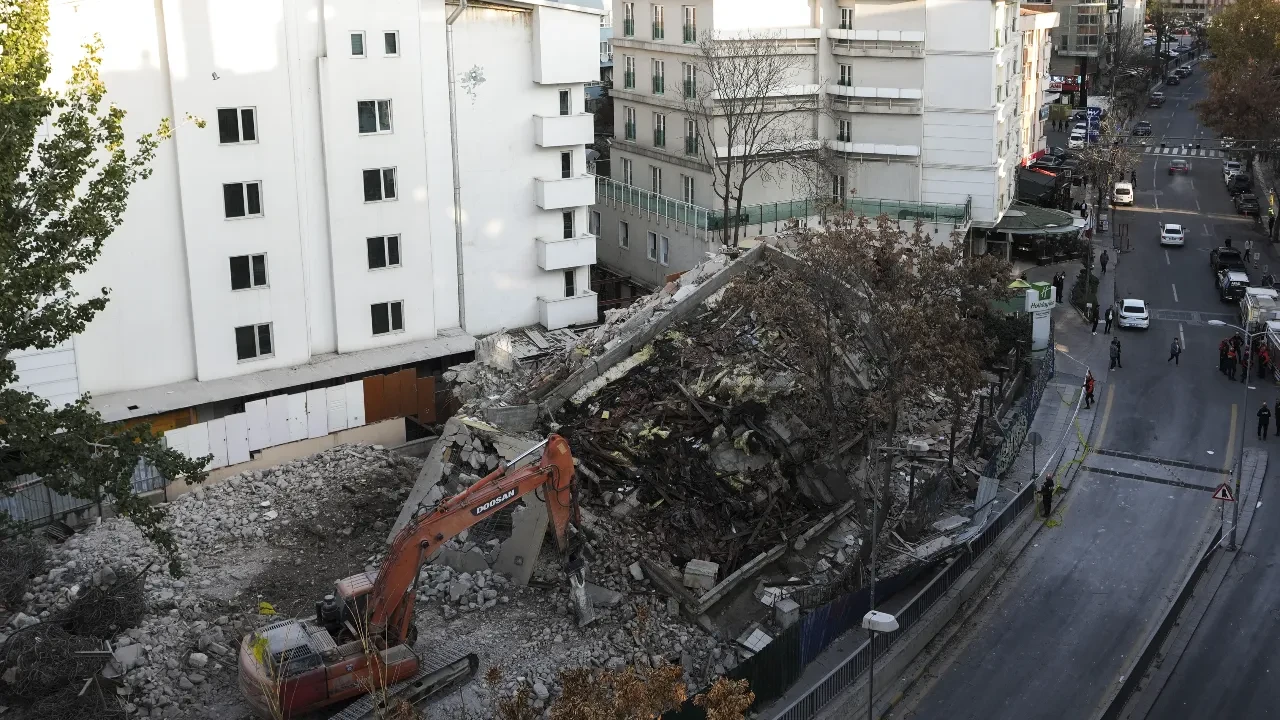 Kontrollü yıkım kontrolden çıktı! Yoldan geçen araçların üstüne moloz yağdı