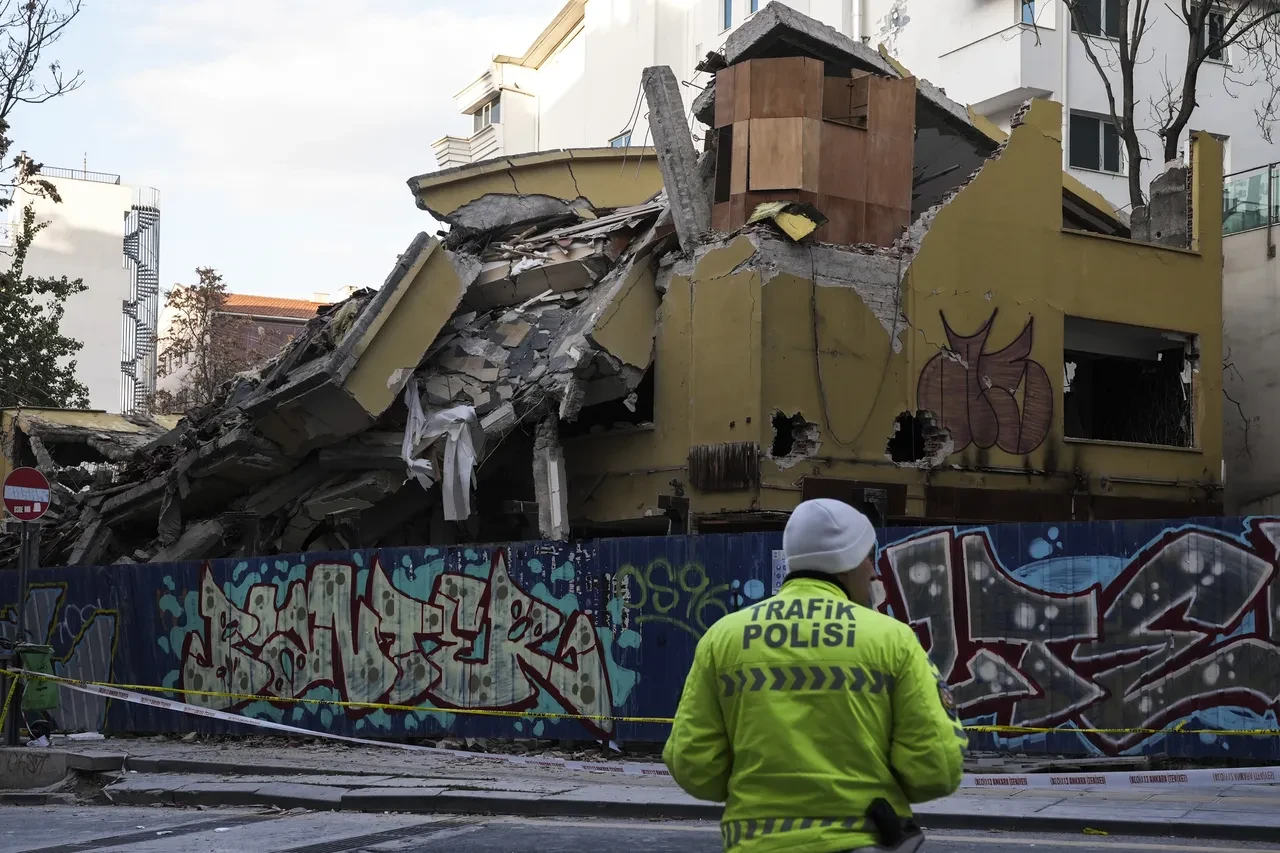 Kontrollü yıkım kontrolden çıktı! Yoldan geçen araçların üstüne moloz yağdı