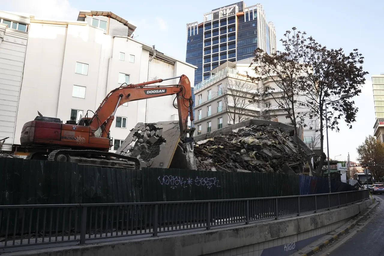 Kontrollü yıkım kontrolden çıktı! Yoldan geçen araçların üstüne moloz yağdı