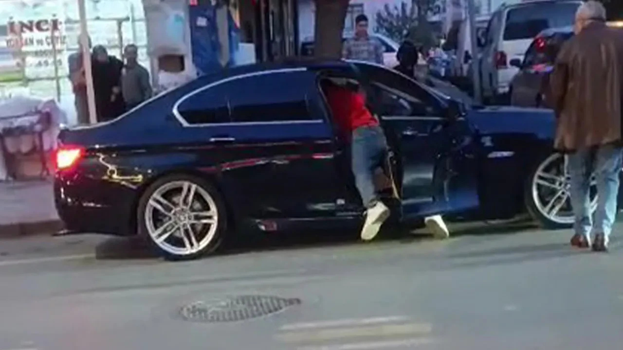 Lüks otomobilde defalarca bıçaklandı, kaçarken kaza yaptı