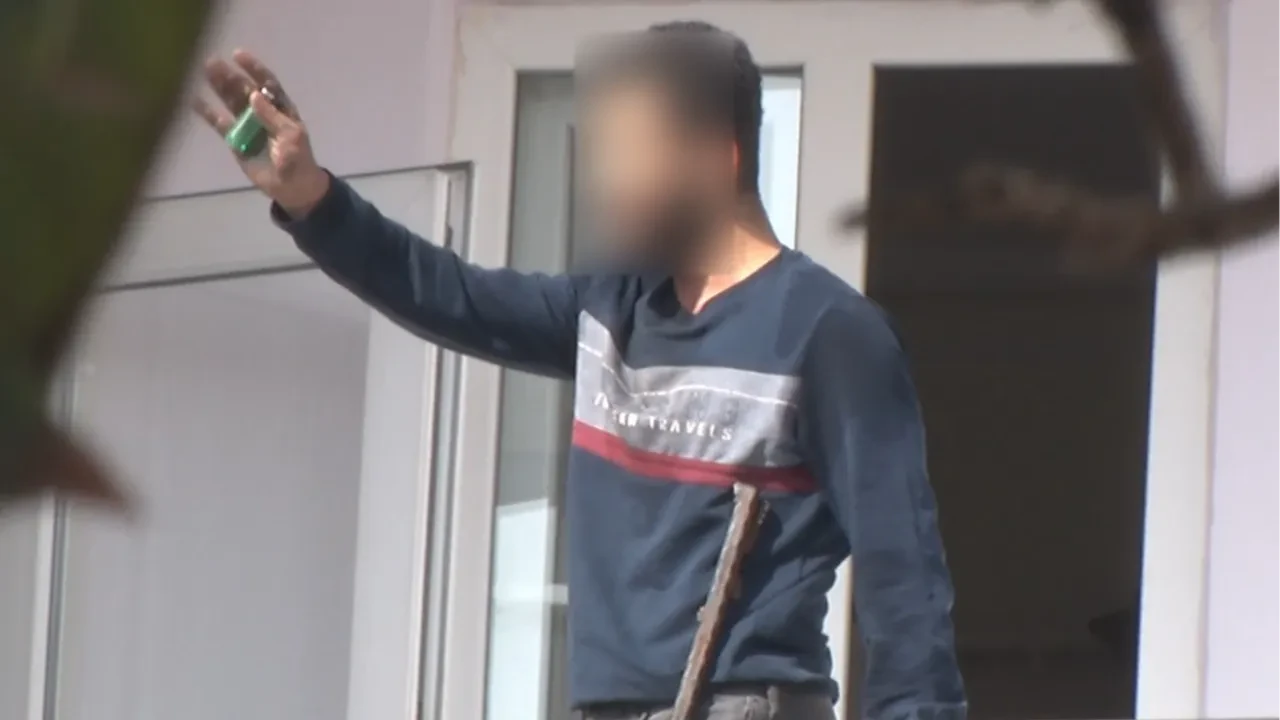 Madde bağımlısına akraba dayağı: Eşyaları sokağa attı, evi yakmaya çalıştı, polis akrabasının elinden zor kurtardı