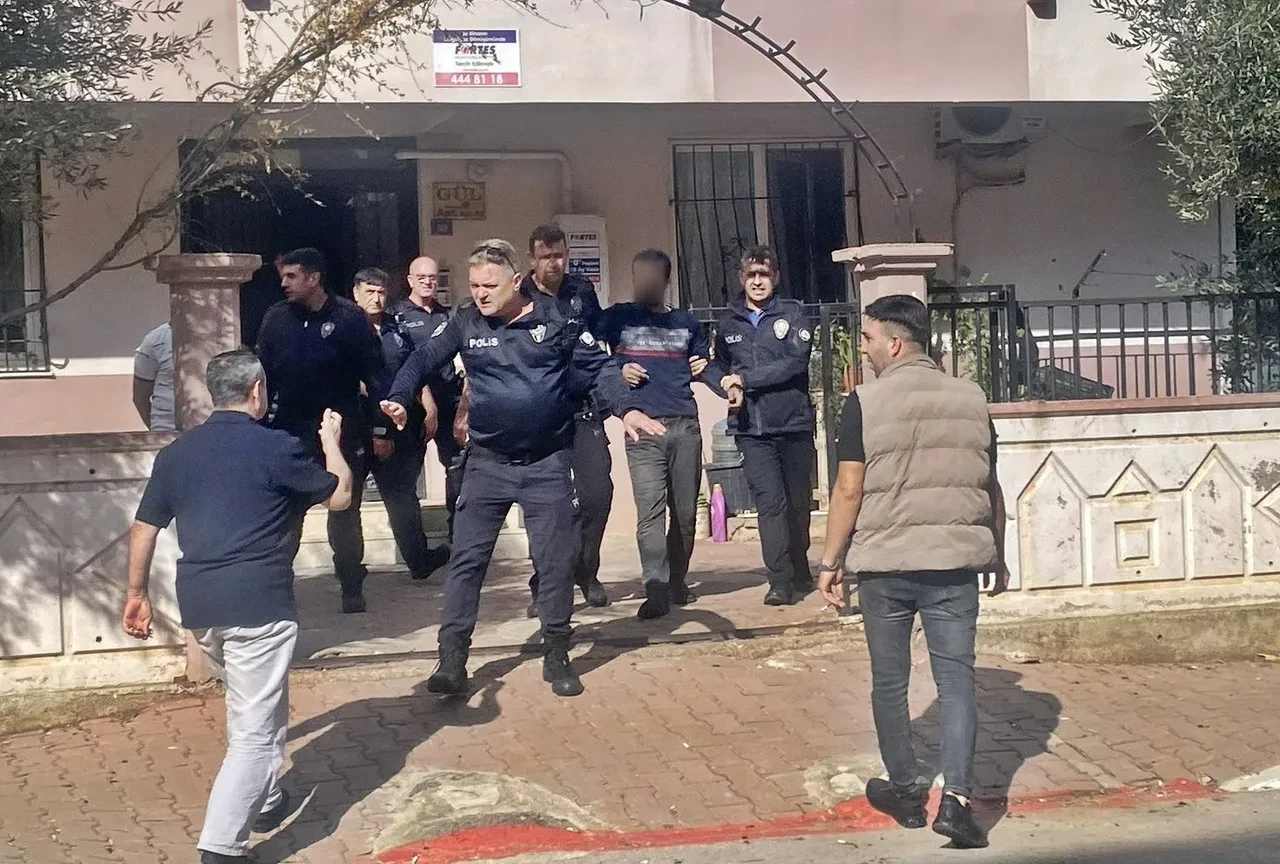Madde bağımlısına akraba dayağı: Eşyaları sokağa attı, evi yakmaya çalıştı, polis akrabasının elinden zor kurtardı