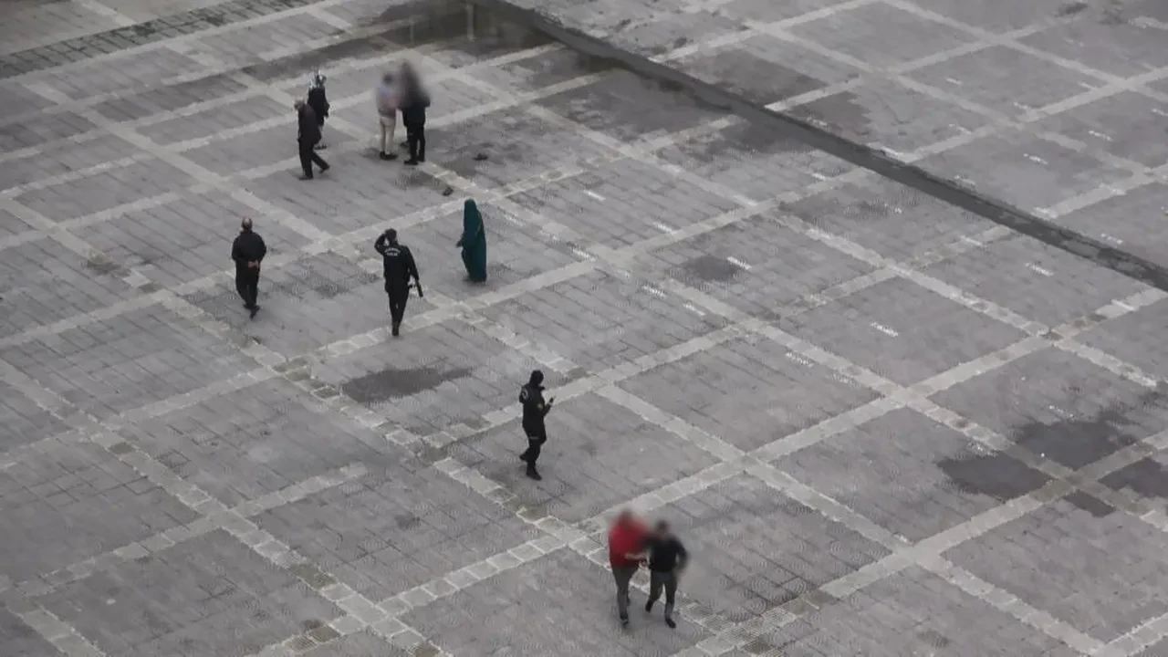 Meydanda uçan tekmeli kavga